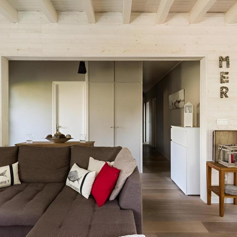 VILLA ESCAPADES AU FERRET idéal Famille ou groupe d'Amis avec piscine chauffée 5 chambres Proche plages et pistes cyclables commerces Séjour paisible au cœur du Bassin d'Arcachon Nous répondons très rapidement aux demandes de renseignements - Villa - 32