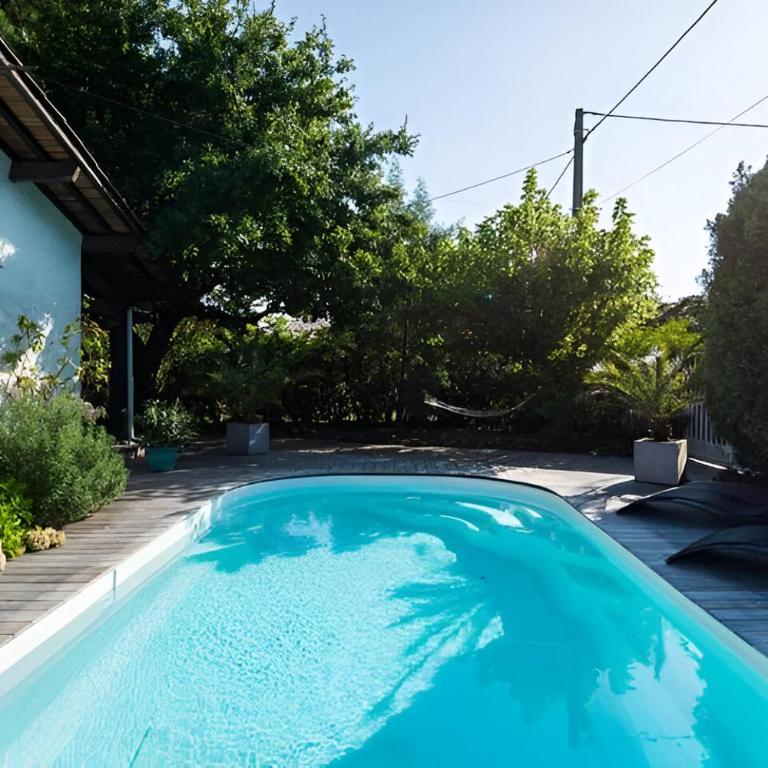 VILLA ESCAPADES AU FERRET idéal Famille ou groupe d'Amis avec piscine chauffée 5 chambres Proche plages et pistes cyclables commerces Séjour paisible au cœur du Bassin d'Arcachon Nous répondons très rapidement aux demandes de renseignements - Villa - 35