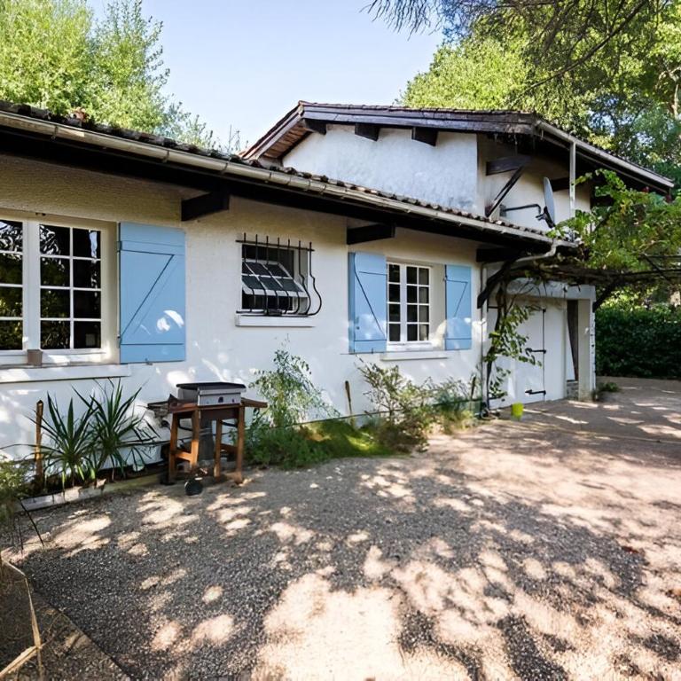 VILLA ESCAPADES AU FERRET idéal Famille ou groupe d'Amis avec piscine chauffée 5 chambres Proche plages et pistes cyclables commerces Séjour paisible au cœur du Bassin d'Arcachon Nous répondons très rapidement aux demandes de renseignements - Villa - 36