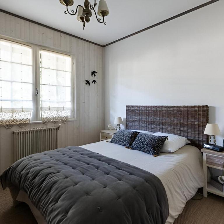 VILLA ESCAPADES AU FERRET idéal Famille ou groupe d'Amis avec piscine chauffée 5 chambres Proche plages et pistes cyclables commerces Séjour paisible au cœur du Bassin d'Arcachon Nous répondons très rapidement aux demandes de renseignements - Villa - 21