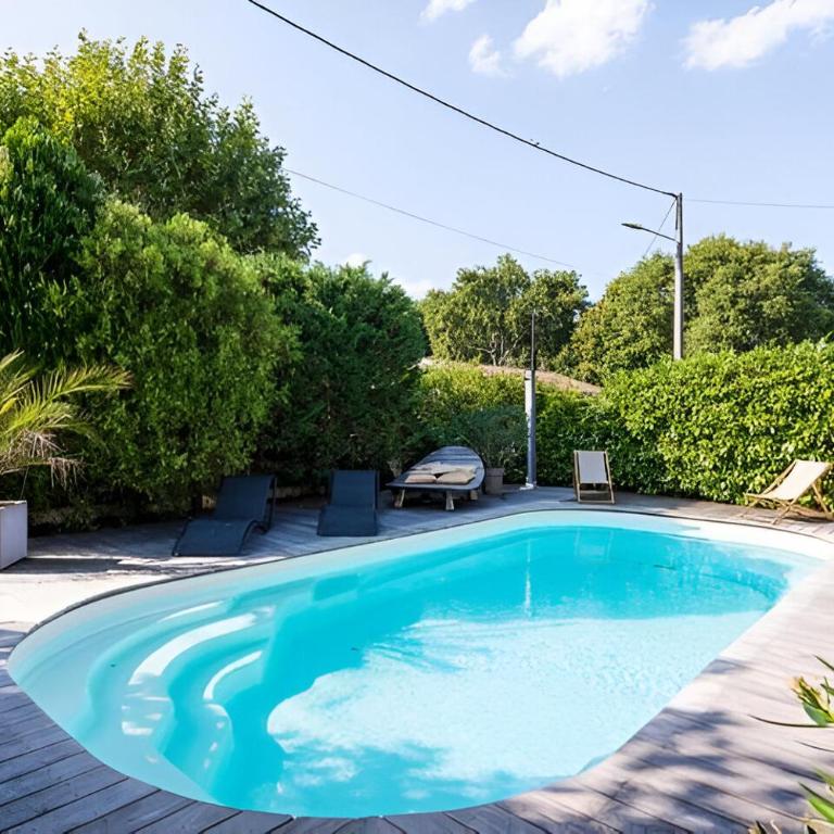 VILLA ESCAPADES AU FERRET idéal Famille ou groupe d'Amis avec piscine chauffée 5 chambres Proche plages et pistes cyclables commerces Séjour paisible au cœur du Bassin d'Arcachon Nous répondons très rapidement aux demandes de renseignements - Villa - 38