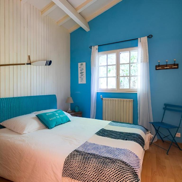 VILLA ESCAPADES AU FERRET idéal Famille ou groupe d'Amis avec piscine chauffée 5 chambres Proche plages et pistes cyclables commerces Séjour paisible au cœur du Bassin d'Arcachon Nous répondons très rapidement aux demandes de renseignements - Villa - 25