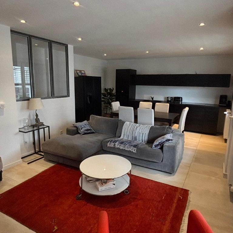 Central and Modern Fully Airconditioned 3 Bedrooms Spacious Bright Flat 300m river bank - Appartamento con 3 Camere da Letto - 1