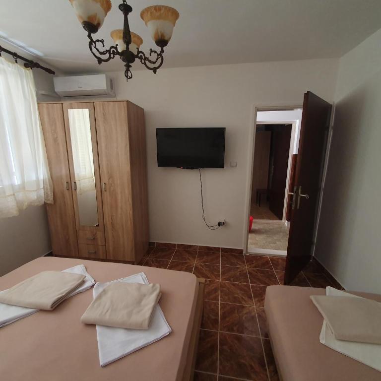 Kiwi - Two-Bedroom Apartment with Garden View - 14