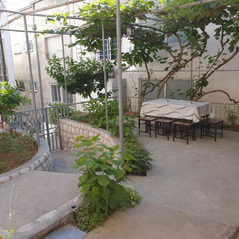 Kiwi - Two-Bedroom Apartment with Garden View - 1