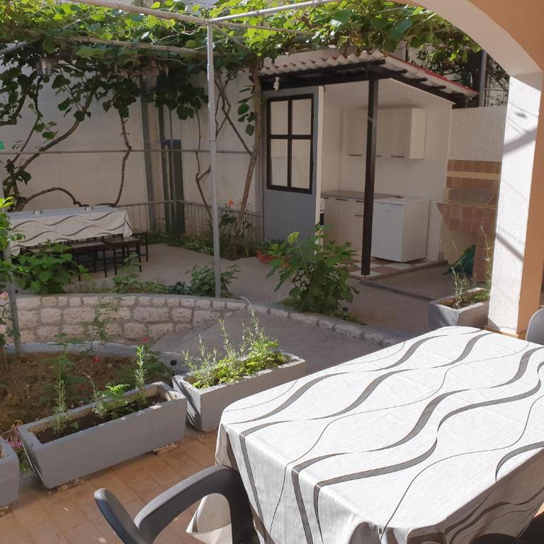 Kiwi - Two-Bedroom Apartment with Garden View - 4