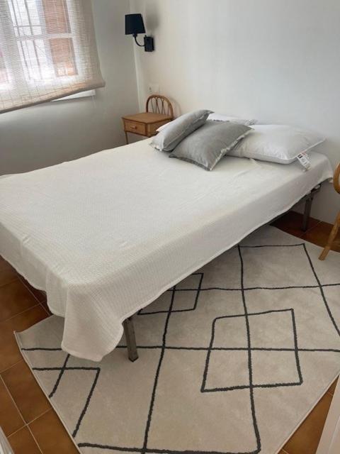 Sunny, seaside rental with pool - Apartamento de 1 dormitorio - 10
