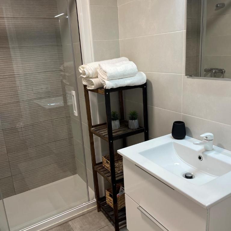 Sunny, seaside rental with pool - Apartamento de 1 dormitorio - 21