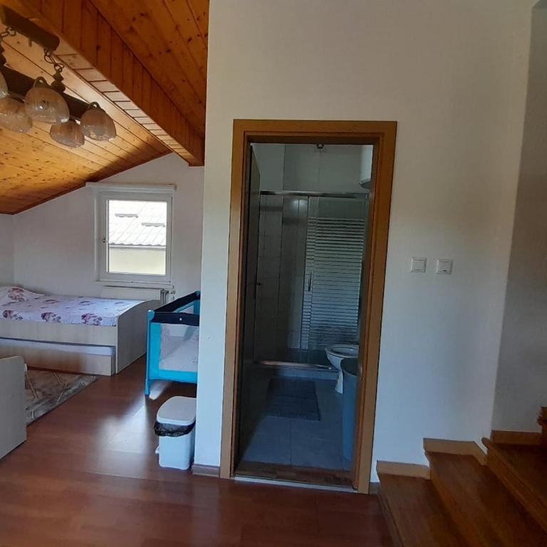 Amina River Apartment - Three-Bedroom Apartment with Lake View - 3