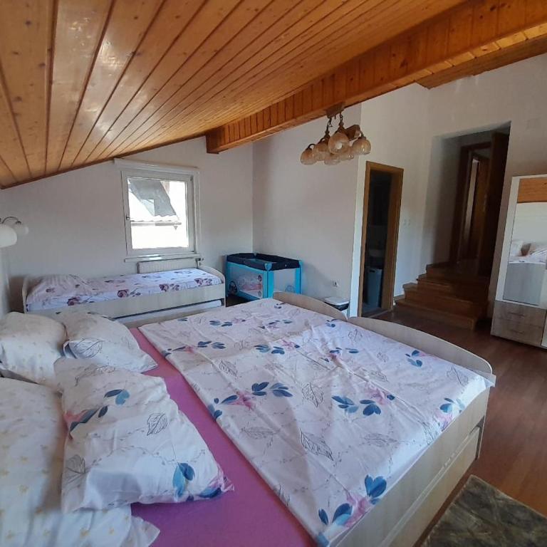 Amina River Apartment - Three-Bedroom Apartment with Lake View - 2