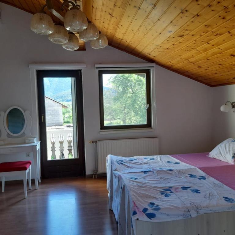 Amina River Apartment - Three-Bedroom Apartment with Lake View - 9