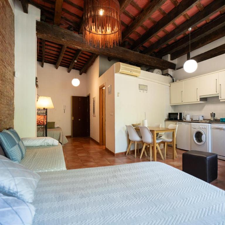 Apartamentos Mercado Central - Quadruple Room with Private Bathroom - 12