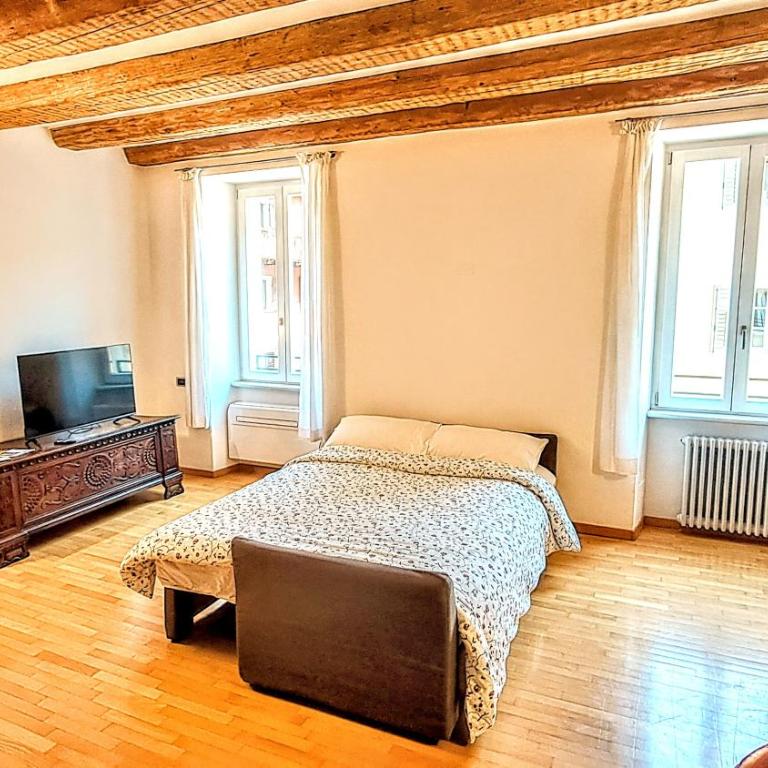 NEW Luxury Jacuzzi Suite - 100sqm Historic Center - 50m from Parking - One-Bedroom Apartment with Spa Bath - 12