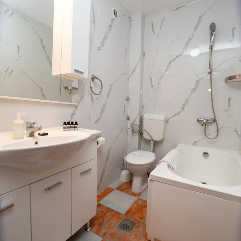 New Hotel Kuč By Marvel - Niskobudžetna Dvokrevetna Soba sa Bračnim Krevetom - 3