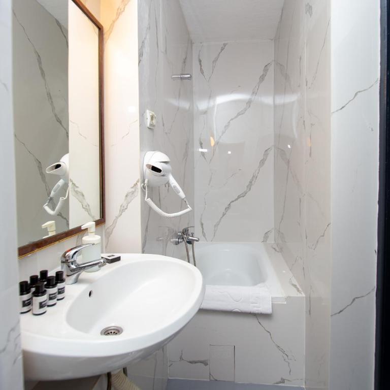 New Hotel Kuč By Marvel - Niskobudžetna Dvokrevetna Soba sa Zasebnim Krevetima - 7