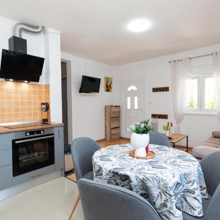 House Mila - Two-Bedroom House - 9