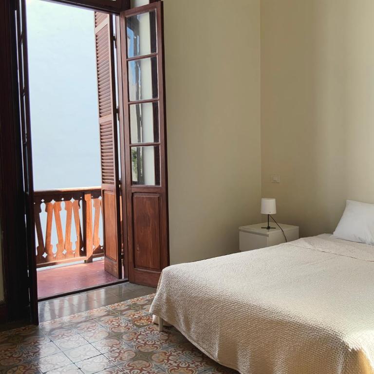 Comfortable Room in Historic Casa Quesada Shared House - Habitación Doble con balcón - 1