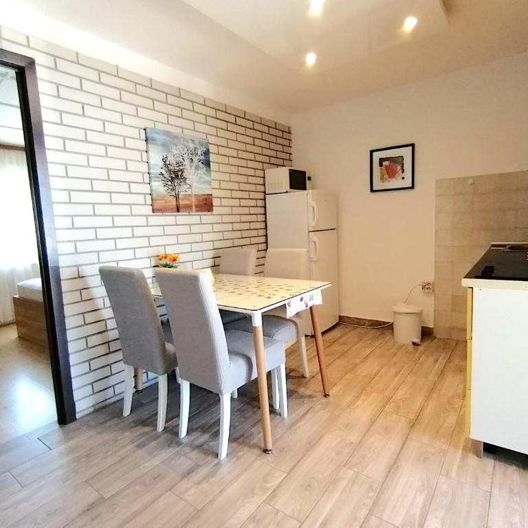 Apartments Knežević - Apartman sa 2 Spavaće Sobe, Terasom i Pogledom na More - 8