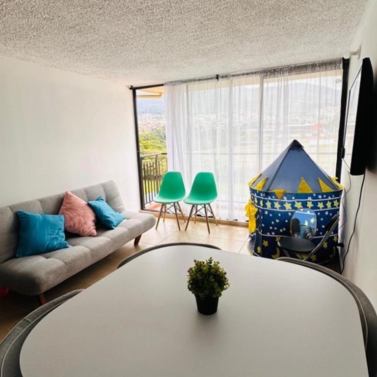 Apto 3 hab, junto al Centro Comercial Avenida, Piso 8 con ascensor - Apartamento de 3 dormitorios - 8