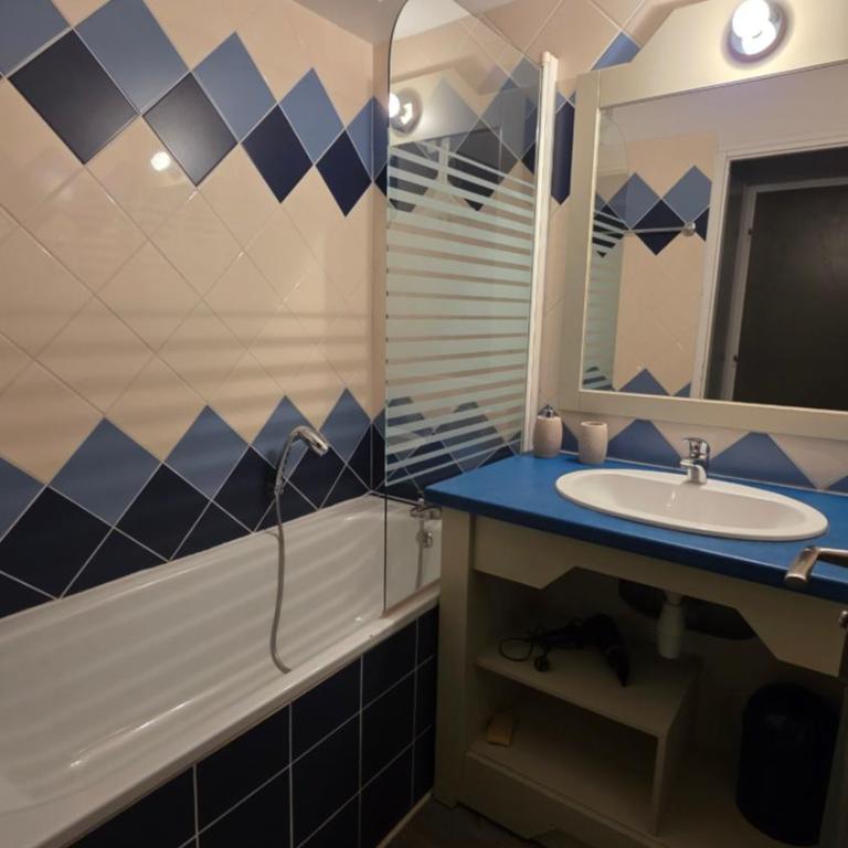 Grand T3 climatisé à Saint Raphaël Valescure - Two-Bedroom Apartment - 9