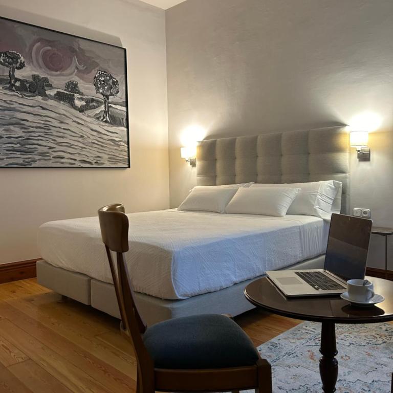 Guggenhome Bilbao - Habitación con cama extragrande y vistas a la montaña - 1