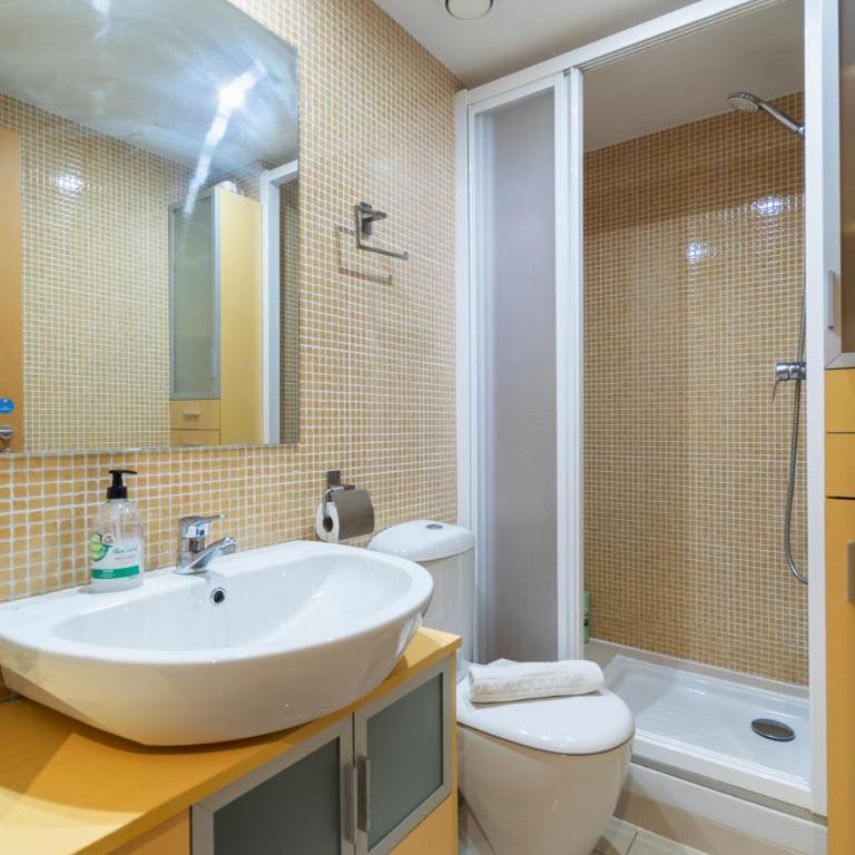 Fira Suites - Habitaciones privadas en Apartamento compartido - Habitación Familiar Deluxe - 9