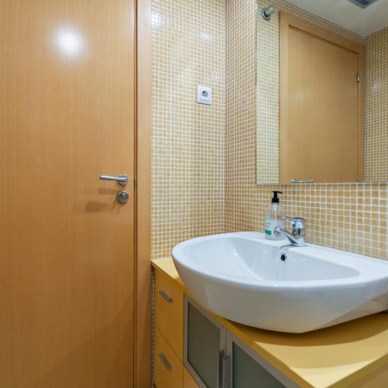 Fira Suites - Habitaciones privadas en Apartamento compartido - Habitación Familiar Deluxe - 8