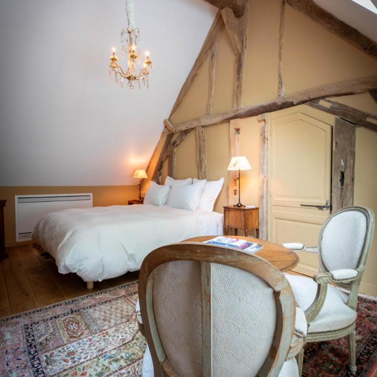 Les charpentes des communs du Château du Sollier - Charme Calme Confort Climatisation à 5mn de la sortie 7 Bourges A71 parking gratuit privé, Panette collection - Appartement 2 Chambres - Vue sur Jardin - 13