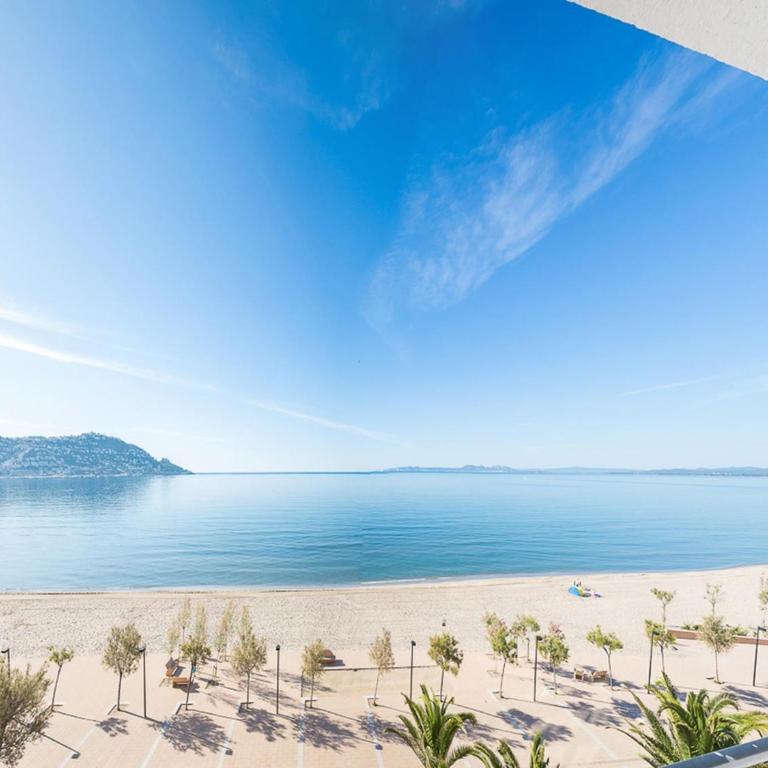 Apartamento moderno, renovado y soleado con vistas panorámicas al mar en primera línea de playa - ES-228-100 - Apartment - 17