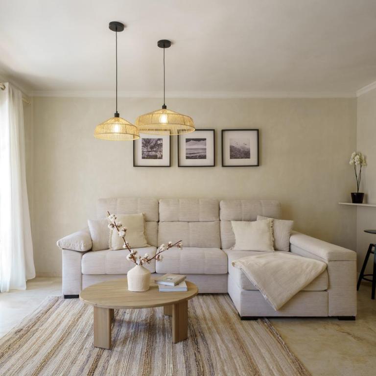 Stylish Apartment with Pool - One-Bedroom Apartment - 5