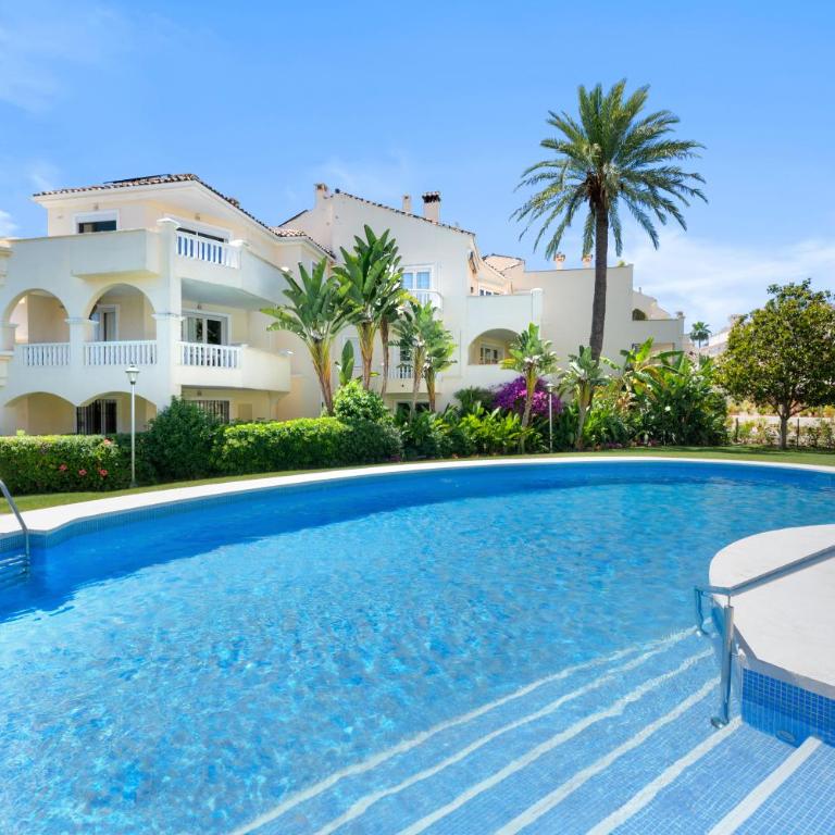 Stylish Apartment with Pool - One-Bedroom Apartment - 1