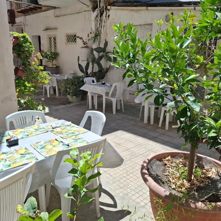 B&B Le Lumìe L' antico Cortile Camere Con Cucina Privata With Private Kitchen - Camera Familiare con Bagno Privato - 14