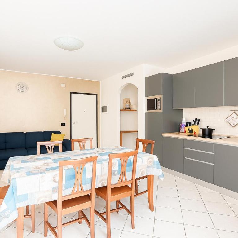 7 posti nel cuore dell'area pedonale con parcheggio - Three-Bedroom Apartment - 2