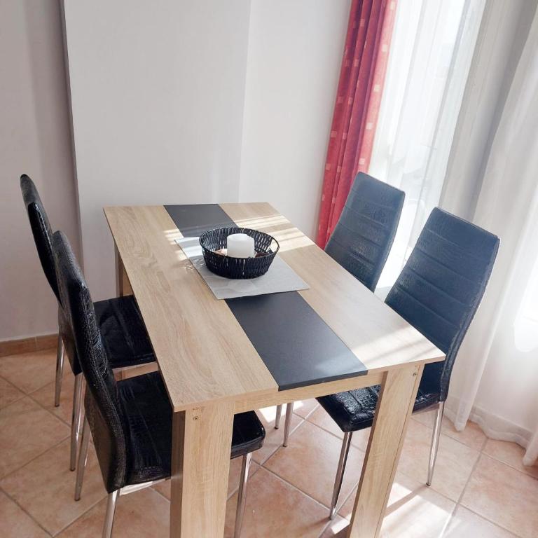 Charming 1 Bedroom Apartment in BenalBeach - One-Bedroom Apartment - 18