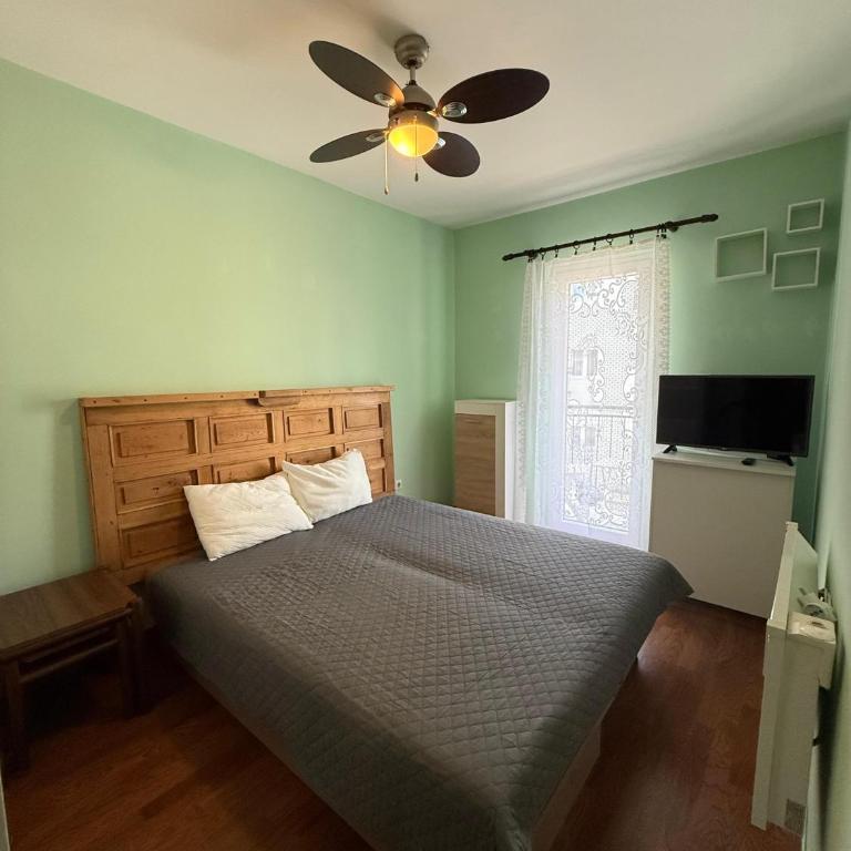 Coasthouse Budva - One-Bedroom Apartment with Balcony and City View - 9