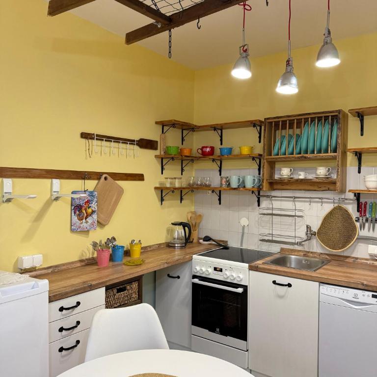 Coasthouse Budva - One-Bedroom Apartment with Balcony and City View - 7
