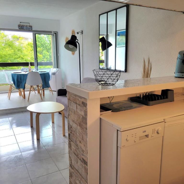 Grand studio cabine 4 personnes Clim Très bien situé - Apartment mit 1 Schlafzimmer - 2
