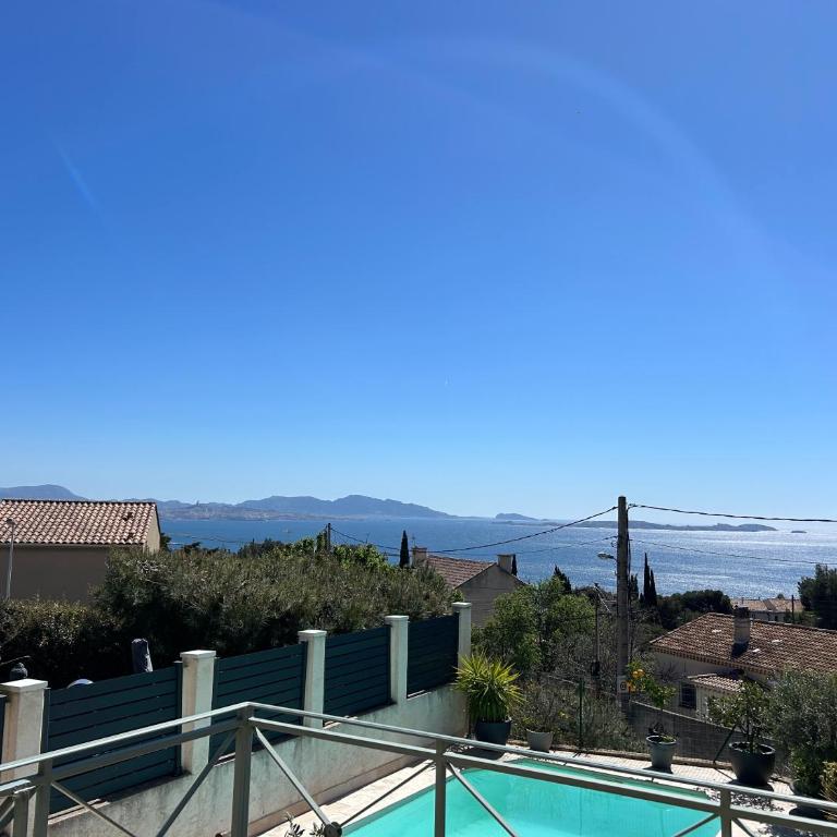 maison entièrement climatisée vue d'exception mer et rade de Marseille avec piscine 8 personnes - Villa - 55