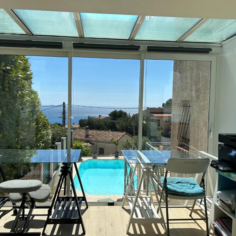 maison entièrement climatisée vue d'exception mer et rade de Marseille avec piscine 8 personnes - Villa - 54