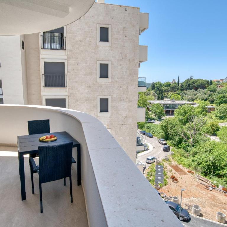 Twin Towers LT Luxury - One-Bedroom Apartment - 24