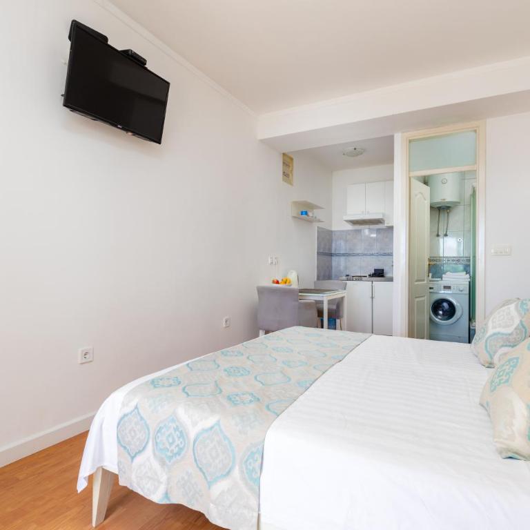 Apartmani Bozovic - Studio Apartment with Sea View - 5
