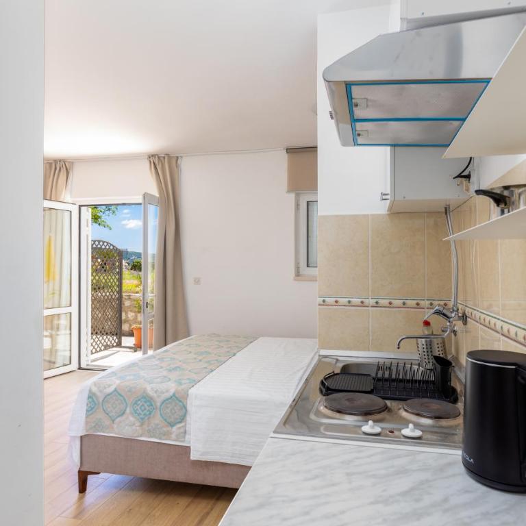 Apartmani Bozovic - Apartment with Sea View - 8