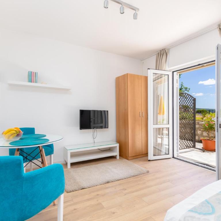 Apartmani Bozovic - Apartment with Sea View - 1
