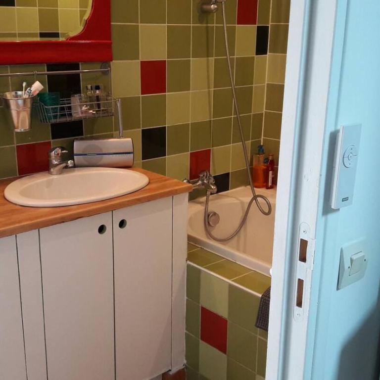 Appartement parisien en bas de Montmatre - Three-Bedroom Apartment - 4