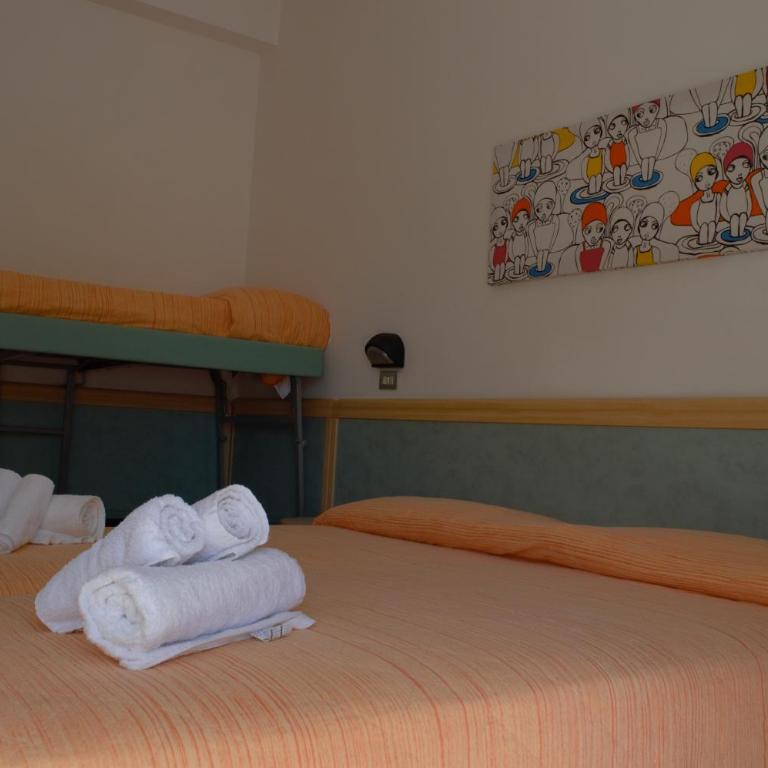 Hotel Lux - Economy Quadruple Room - 3