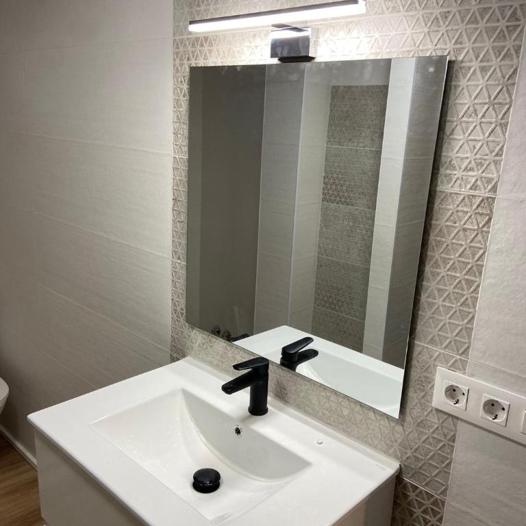 Lux Center 4C - Three-Bedroom Apartment - 17