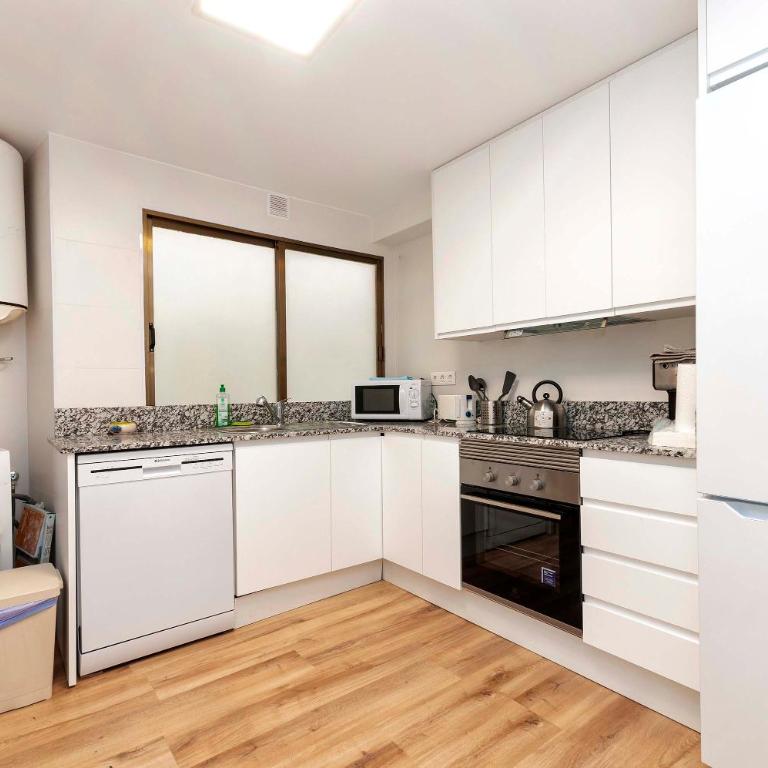 Lux Center 4C - Three-Bedroom Apartment - 15