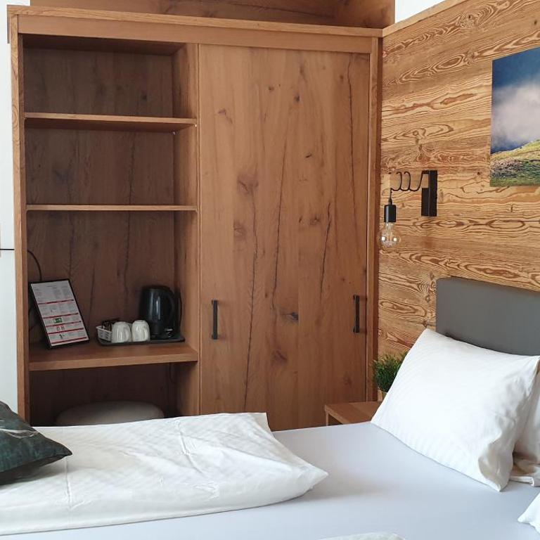 Pension Embacher GmbH & Co KG - Deluxe Doppelzimmer mit Dusche - 11
