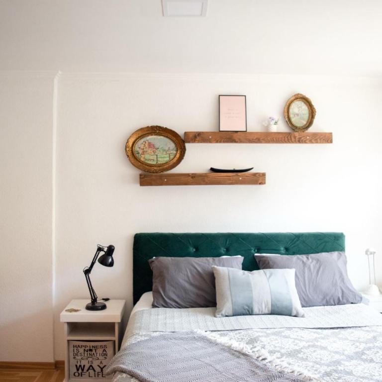 Toby Old Town-3rd Floor-Stairs Only-Public On Street Self Parking - One-Bedroom Apartment - 6