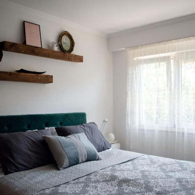 Toby Old Town-3rd Floor-Stairs Only-Public On Street Self Parking - One-Bedroom Apartment - 5